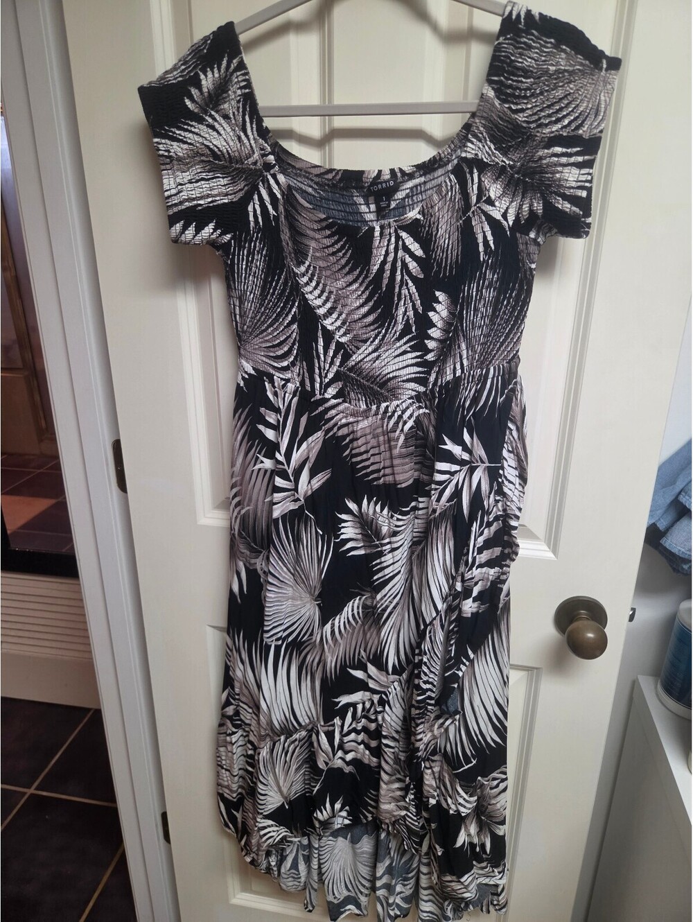 Torrid Black and Beige Leaf Print Off-Shoulder Midi Dress Size 1